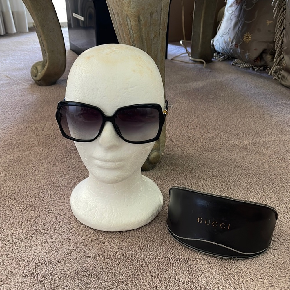 Oversized black Gucci sunglasses 😎